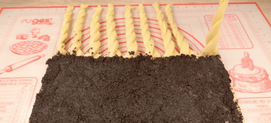 Рецепт мягкого и рыхлого макового рулета: много начинки и вкусное тесто.