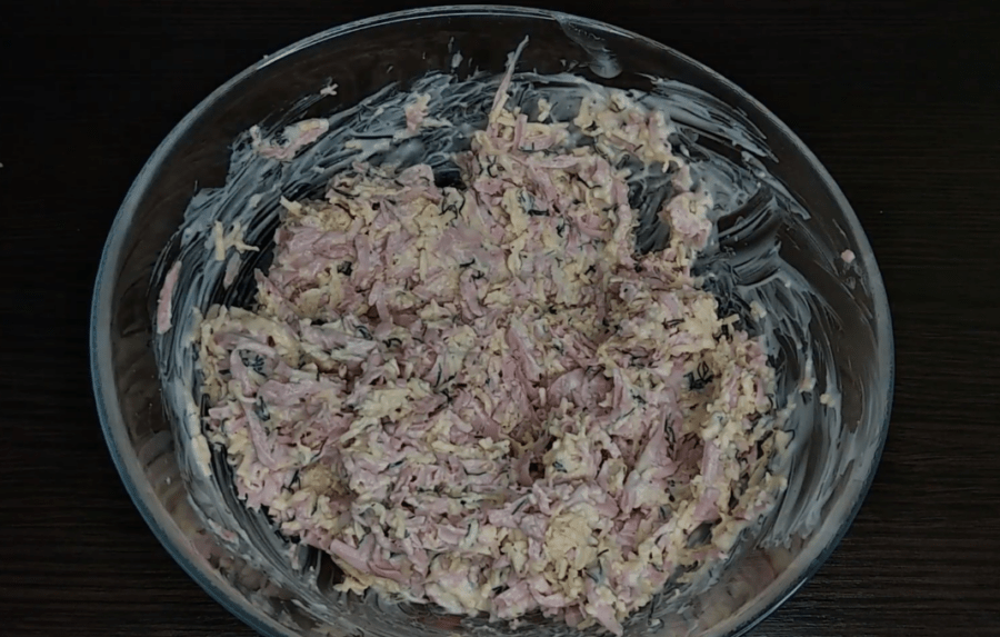 Рецепт рулетиков с сыром и колбасой в лаваше к завтраку