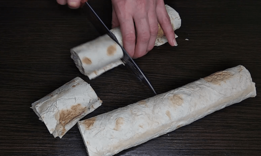 Рецепт рулетиков с сыром и колбасой в лаваше к завтраку