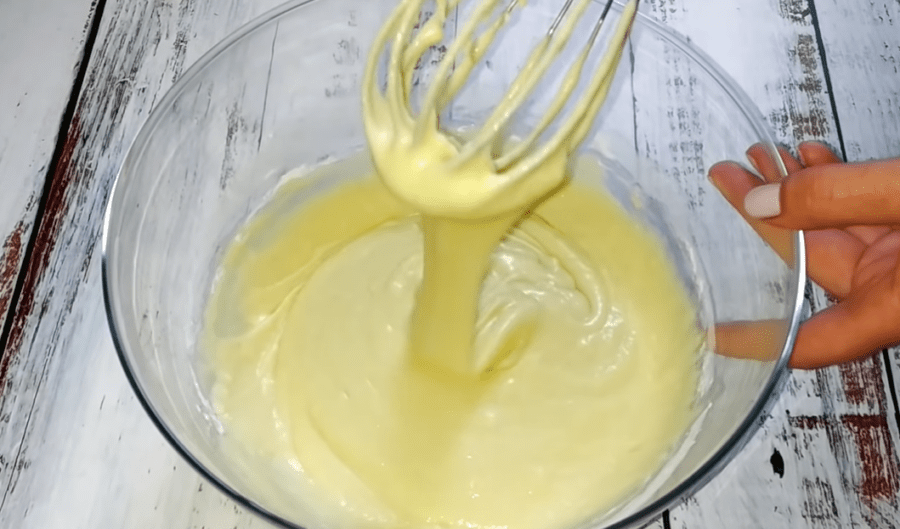 Рецепт простого и вкусного пирога на кефире с фруктами