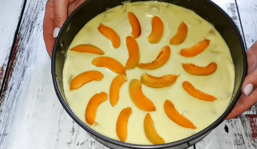 Рецепт простого и вкусного пирога на кефире с фруктами