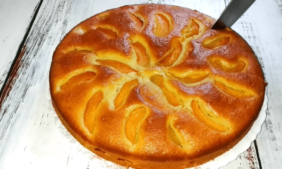 Рецепт простого и вкусного пирога на кефире с фруктами