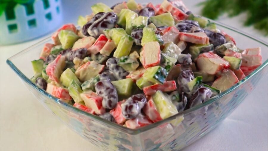 Простой и вкусный салат с крабовыми палочками 