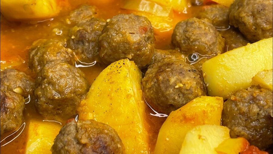 Кулинары поделились рецептом тушеного картофеля с добавлением мясного фарша.