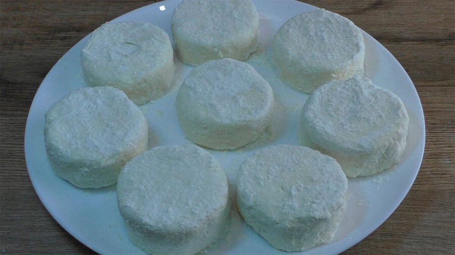 Хозяйки раскрыли простой рецепт вкусных и нежных сырников на завтрак для большой семьи.