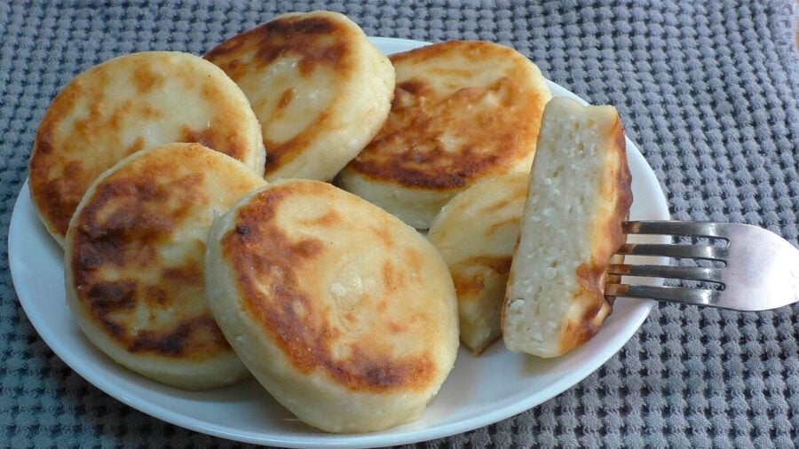 Хозяйки раскрыли простой рецепт вкусных и нежных сырников на завтрак для большой семьи.