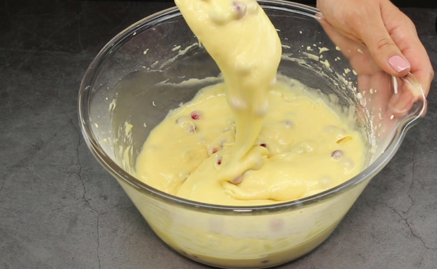 Рецепт рыхлого пирога с ягодами на кефире