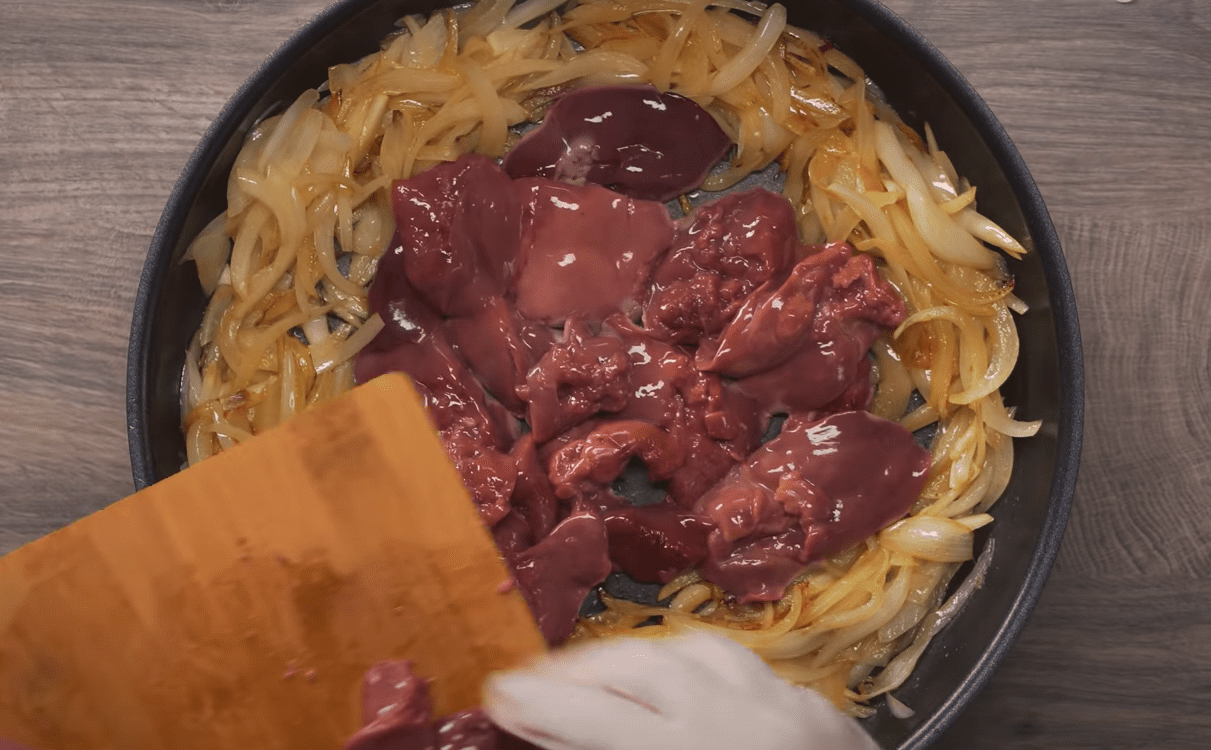 Рецепт приготовления куриной печени в сметанном соусе