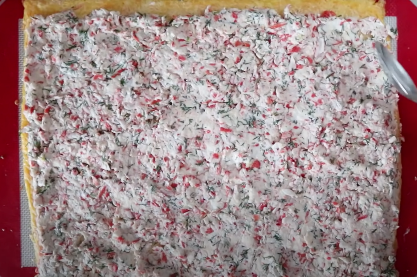 Рецепт приготовления рулета из крабовых палочек.
