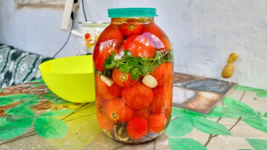 Хозяйки поделились простым рецептом маринованных помидоров на зиму под капроновой крышкой.