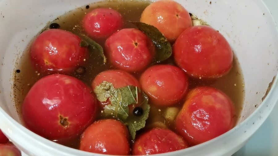 Хозяйки поделились простым рецептом маринованных помидоров на зиму под капроновой крышкой.