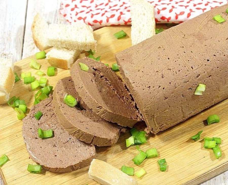 Рецепт закуски на праздничный стол: рулет из куриной печени и сыра