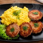 Нежные и сочные печеночные котлеты: секреты, которые не раскроет даже свекровь!